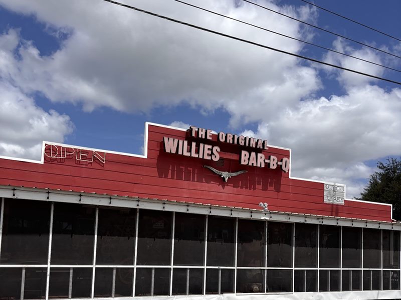 The Original Willie's Bar-B-Q exterior