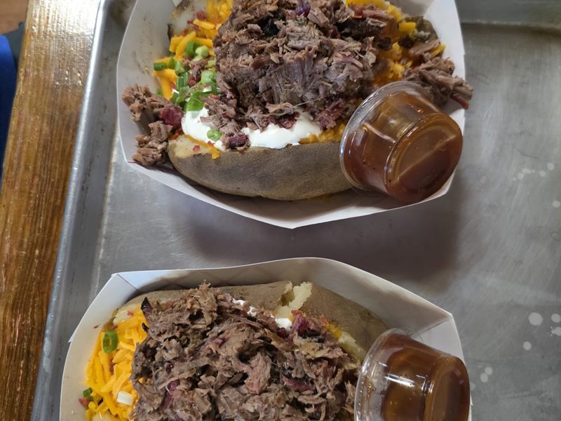 The Original Willie's Bar-B-Q food